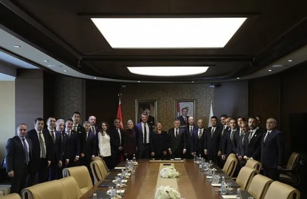 Bakan Bak, Fenerbahçe yönetimini kabul etti!